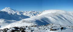 ФОТО 32. Панорама с п. 3410 м на запад. Видна Эльбрус и высшая часть хребта Шаукамнысырт