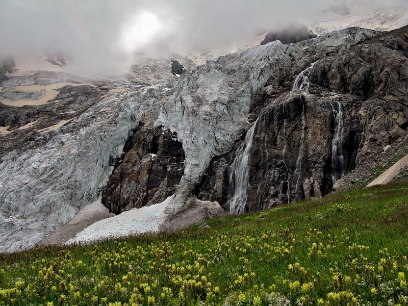 Фото 105. Ледопад и водопады ледника Вост. Кулак