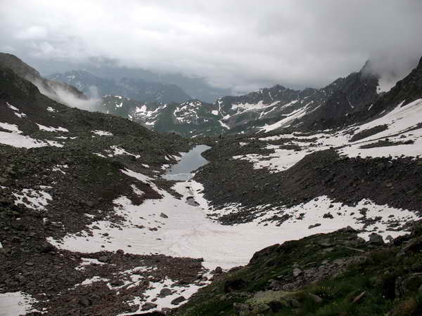 Озеро (2861 м) в верховьях р. Будук под пер. Бадук
