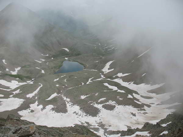 Озеро (2946 м) в верховьях правого притока р. Муху, к северу от г. Тогузкёль-Баши