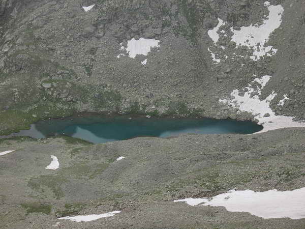 Озеро ниже пояса скал ниже большого черного озера