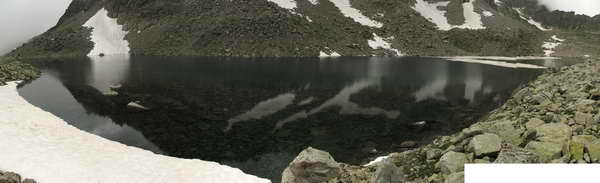 Большое черное озеро в долине Азгек (2997 м)