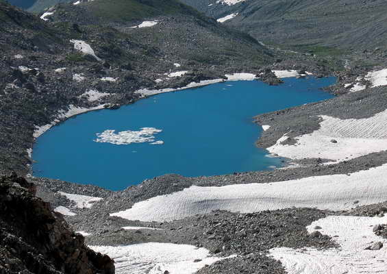 Большое озеро (3015 м) в среднем истоке р. Рынджи