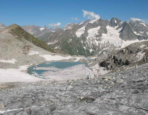 Озеро Закыллачат (Закылдачит) под одноименным ледником у вершины Средний Нахар