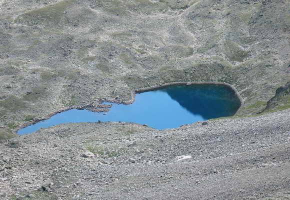 Озеро Нижнее Тырменлыкёль в долине Тырменлыкол