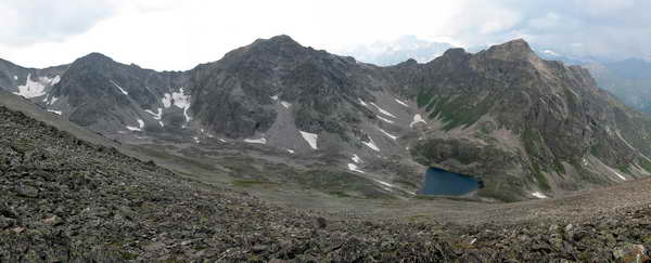 Озеро Тихое в долине Кызылкол, притоке Учкулана