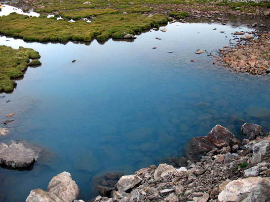 Небольшое озерцо в долине Кичкинекол Уллухурзукский