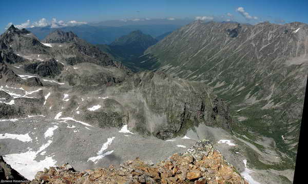 Фото 033. Вид с вершины к северу от пер. Назалыкол на долину Назалыкол