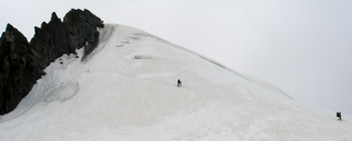 ФОТО 63. Нижняя часть спуска с плато 3981 м на пер. Кюкюртлю Сев.